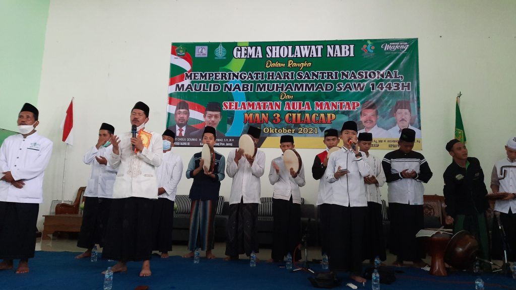 Upacara Peringatan Hari Santri Nasional, Gema Shalawat Maulid Nabi, dan Tasyakuran Aula MAN 3 Cilacap